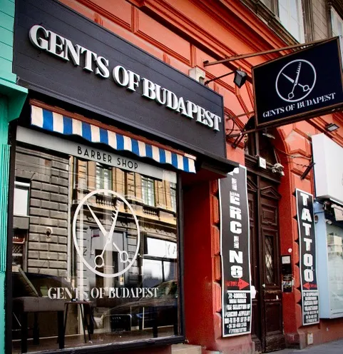 A Nagymező utcai szalon utcai bejárata Gents of Budapest felirattal.